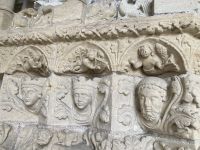 Radreise Loire vom 3.-11.5.25: Abbilder der Königsfamilie an der Kirche St. Martin in Candes