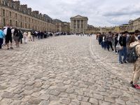Trotz Zeitfenster bildet sich doch eine „kleine“ Schlange in Versailles.