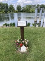 Gedenken an einen jungen Matrosen, der hier verschwunden ist.