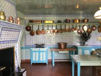 Giverny - allein die Küche ist in Monets Haus ein Schmuckstück.