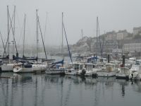 nasses Willkommen in Audièrne am Hafen