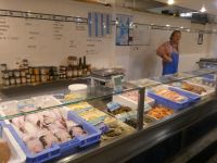 freundlicher Fischverkäufer in Audièrne
