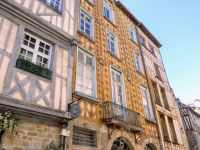 vielfältige Dekorationen an den Häusern der Altstadt von Rennes