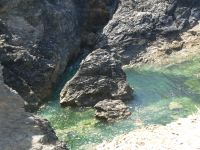 türkisfarbenes Meerwasser sucht sich seinen Weg auf der Belle-Ile