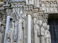 alte Skulpturen am Westportal der Kathedrale von Chartres
