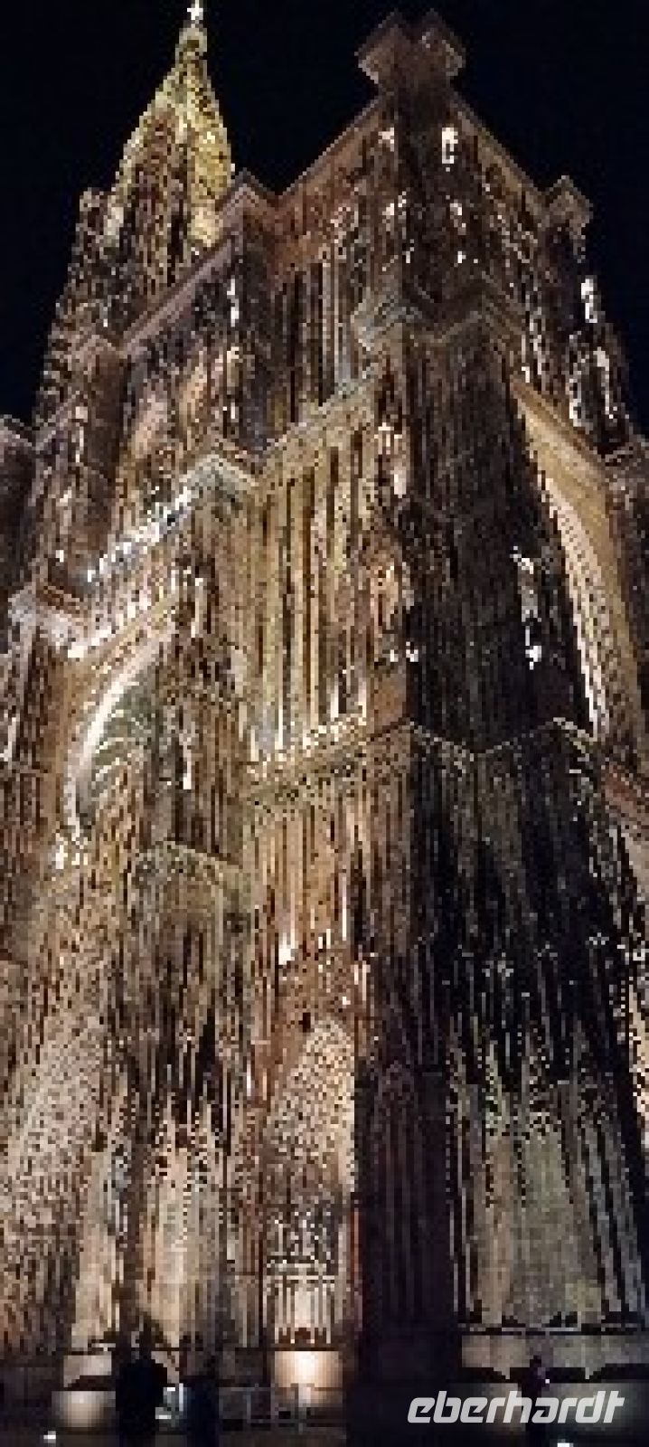 Straßburg am Abend-die Kathedrale wirkt in der Anstrahlung imposant