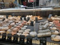 Lyon - Markthalle mit Käseauslagen