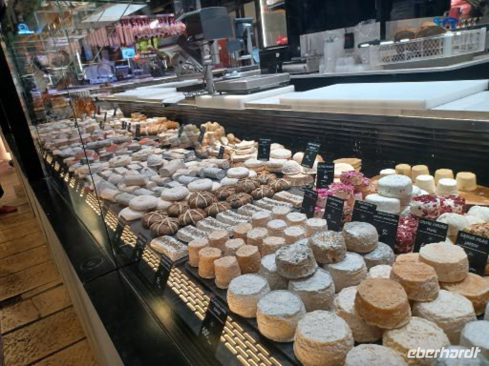 Lyon -Markthalle - die Auslagen von Käsesorten gut sortiert