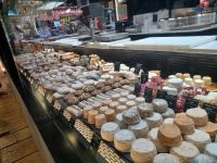 Lyon -Markthalle - die Auslagen von Käsesorten gut sortiert