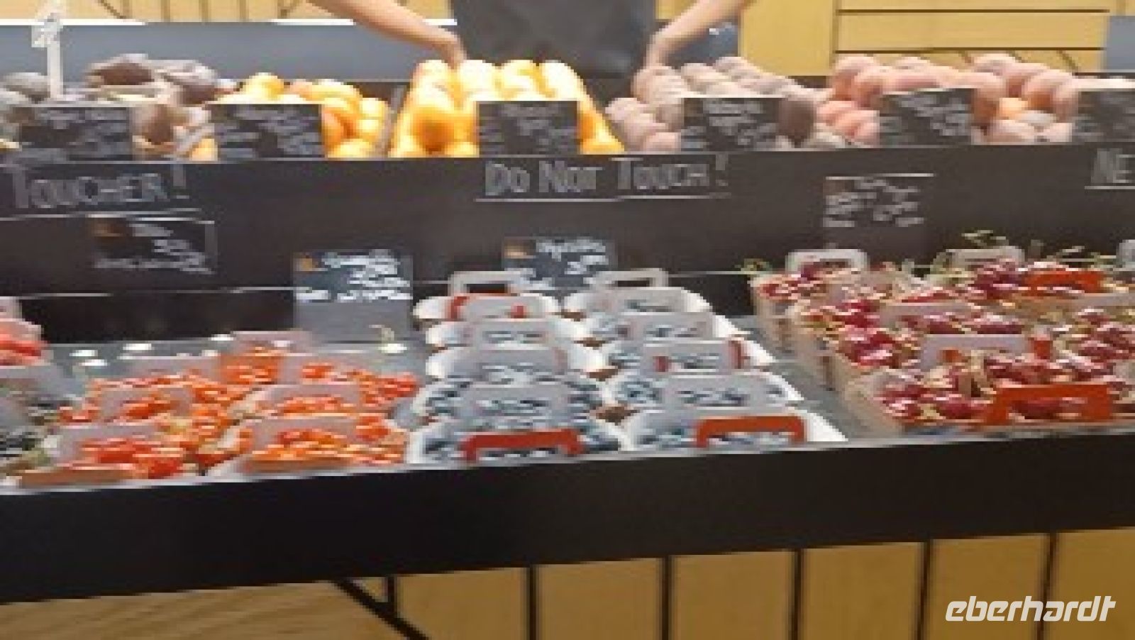 Lyon -Markthalle -Früchtekörbchen werden mit kleinen Ventilatoren gekühlt