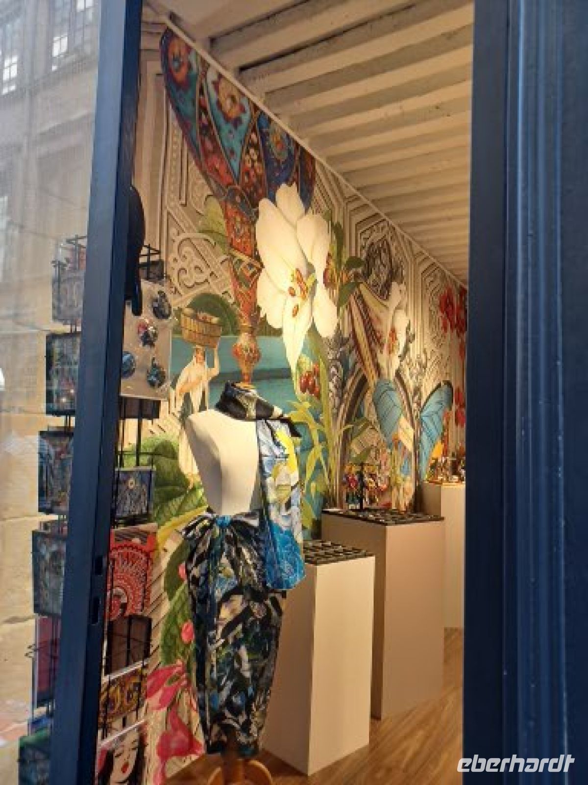 Lyon  -Blick in einen Designerladen -hier werden Seidenaccesoires angeboten