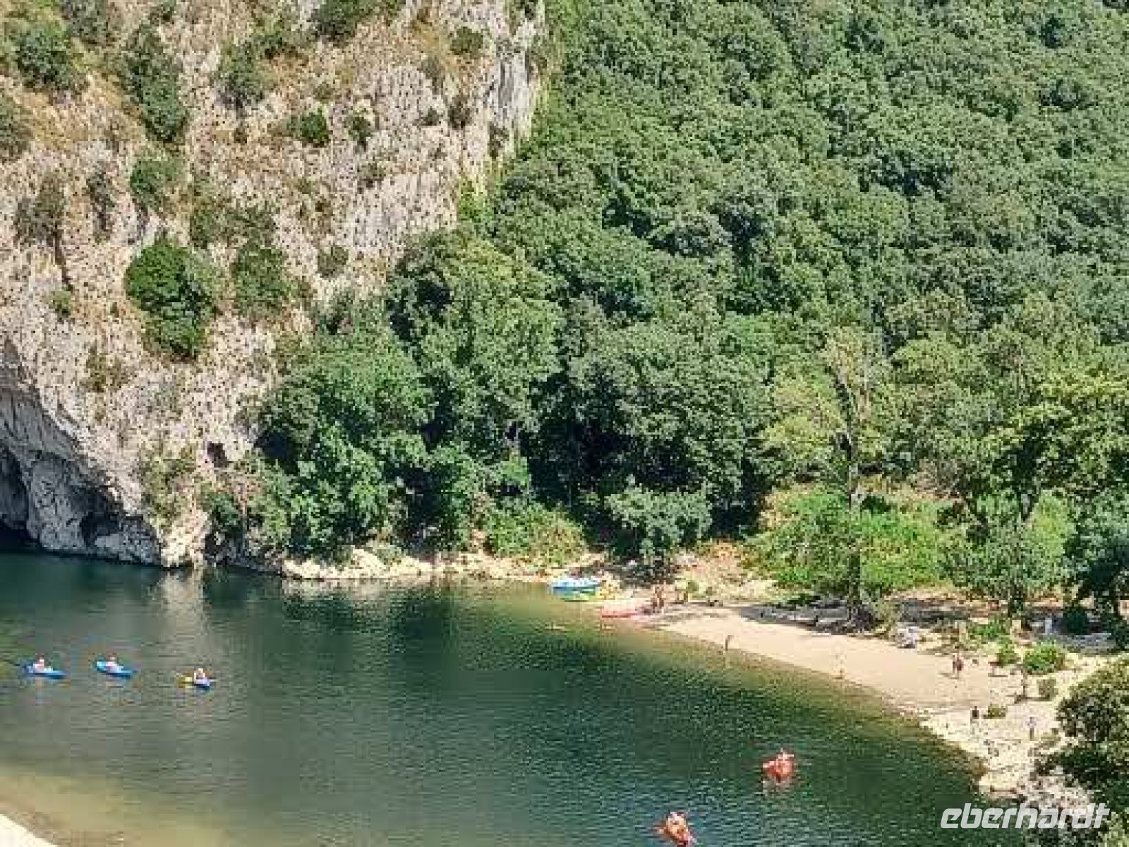 Ardèche -Schlucht - Erholungssuchende u. Wassersportler genießen das kühle Nass