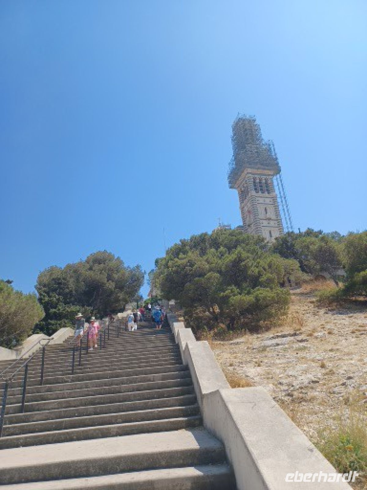 Aufstieg zur Kirche Notre-Dame bei 38 Grad Wärme