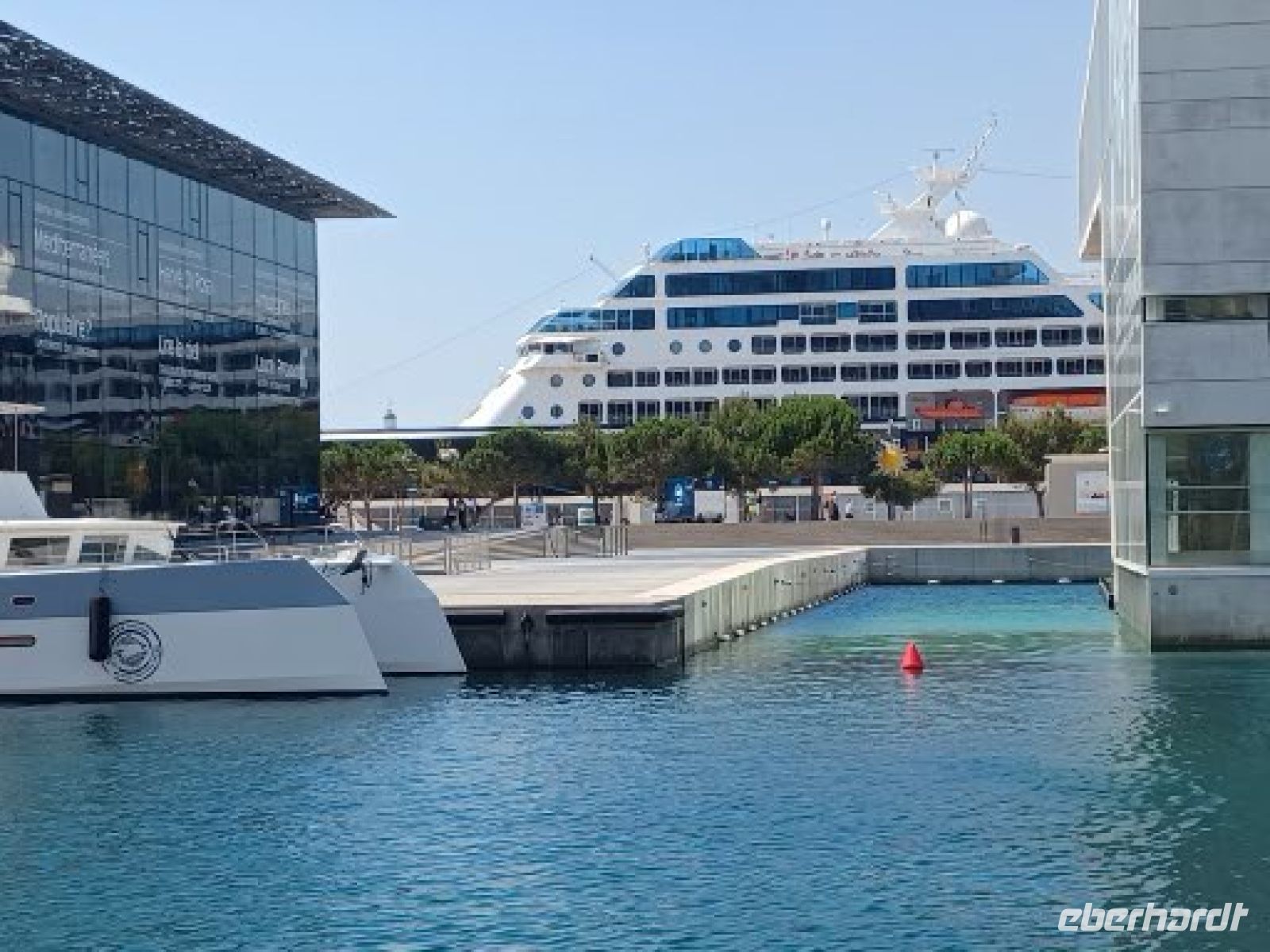 Marseille  -ein Kreuzfahrtschiff liegt in der Altstadt