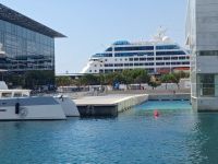 Marseille  -ein Kreuzfahrtschiff liegt in der Altstadt