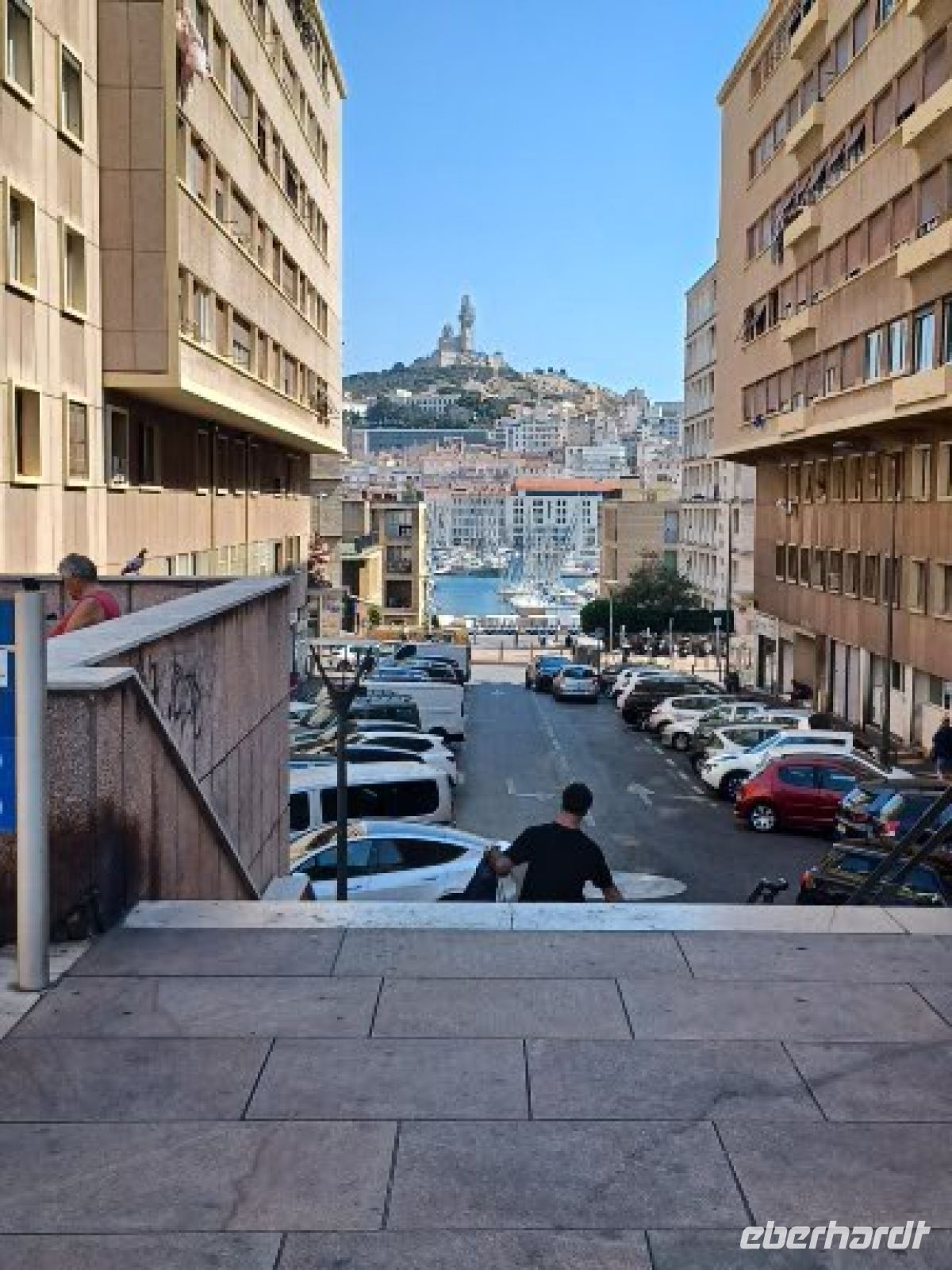 Marseille -Blick von der Altstadt über den Yachthafen hinauf auf den Hügel mit der Kirche 