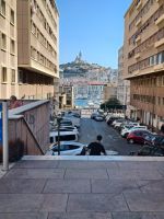 Marseille -Blick von der Altstadt über den Yachthafen hinauf auf den Hügel mit der Kirche 