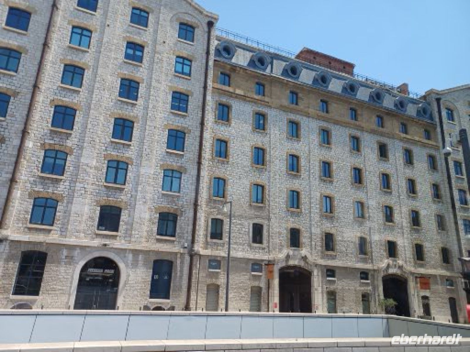 Marseille -Uferstrasse mit ausgedehnten Speicherhäuser, neu Instand gesetzt