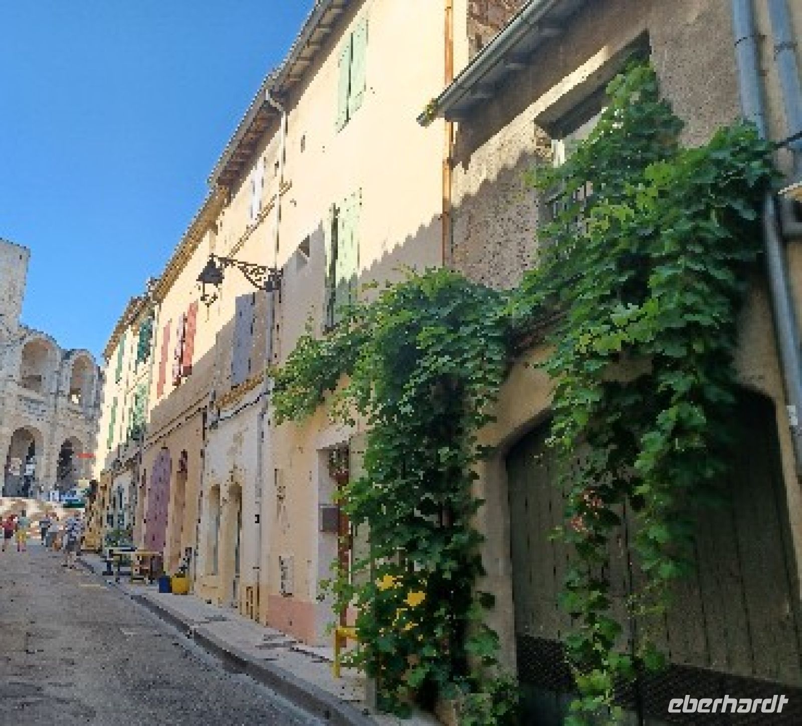 Arles  - Strassenzug zum Amphitheater