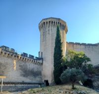 Avignon - Altstadtmauer mit 39 Wachtürmen