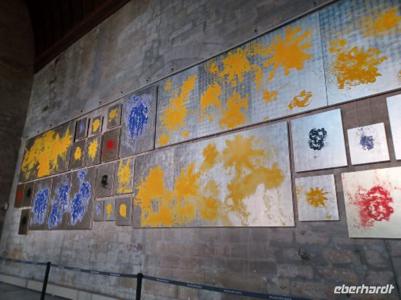 Papstpalast - die moderne Malerei makiert die Wände der Wandteppiche