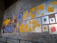 Papstpalast - die moderne Malerei makiert die Wände der Wandteppiche