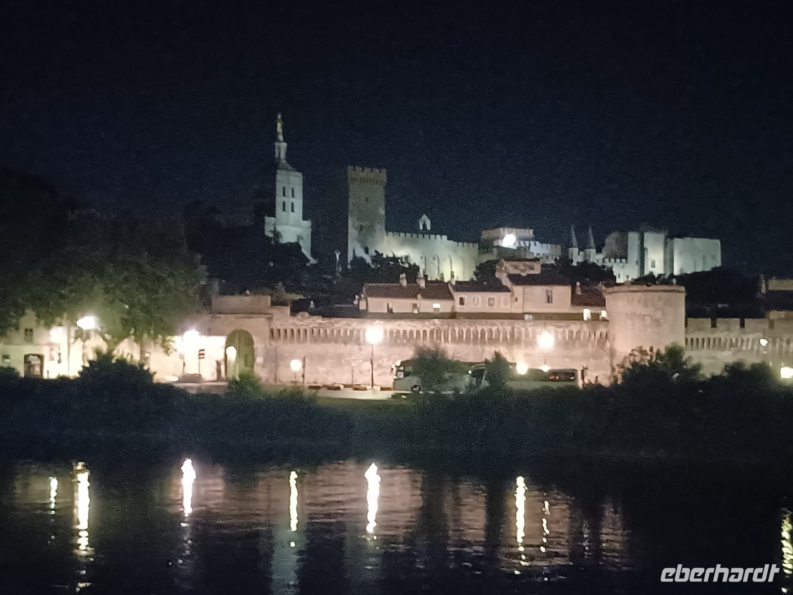 Avignon - die erleuchtete Altstadt mit Festungsmauer, Papstpalast u. Kirche
