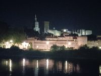 Avignon - die erleuchtete Altstadt mit Festungsmauer, Papstpalast u. Kirche
