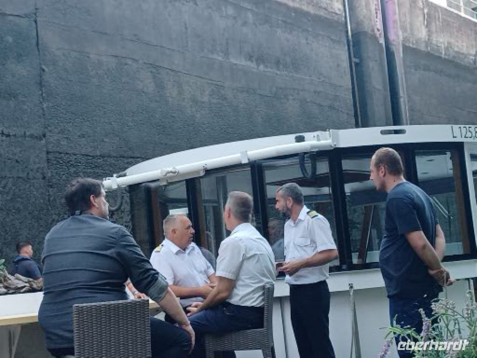 Pause - von links nach rechts: Chefkoch, 1.Kapitän, Hotelmanager, 2. Kapitän, Matrose