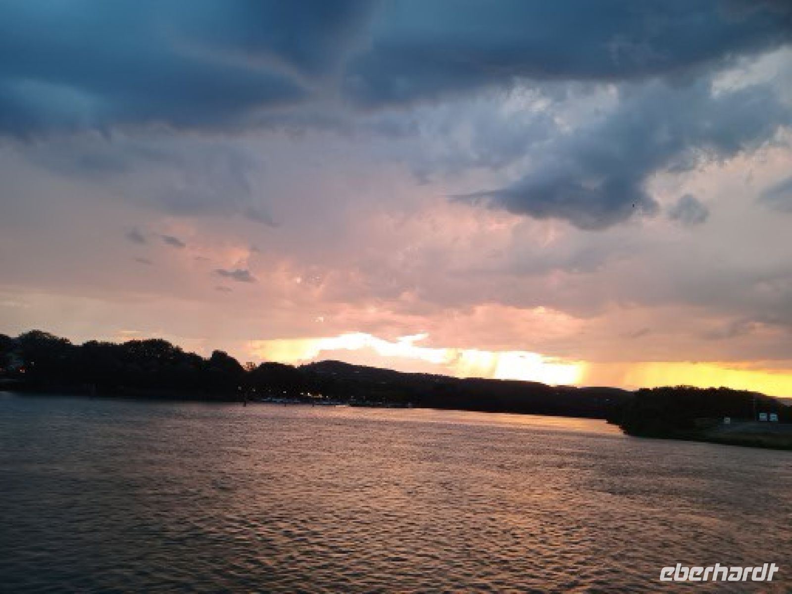 Schleusenausfahrt in den Abendhimmel