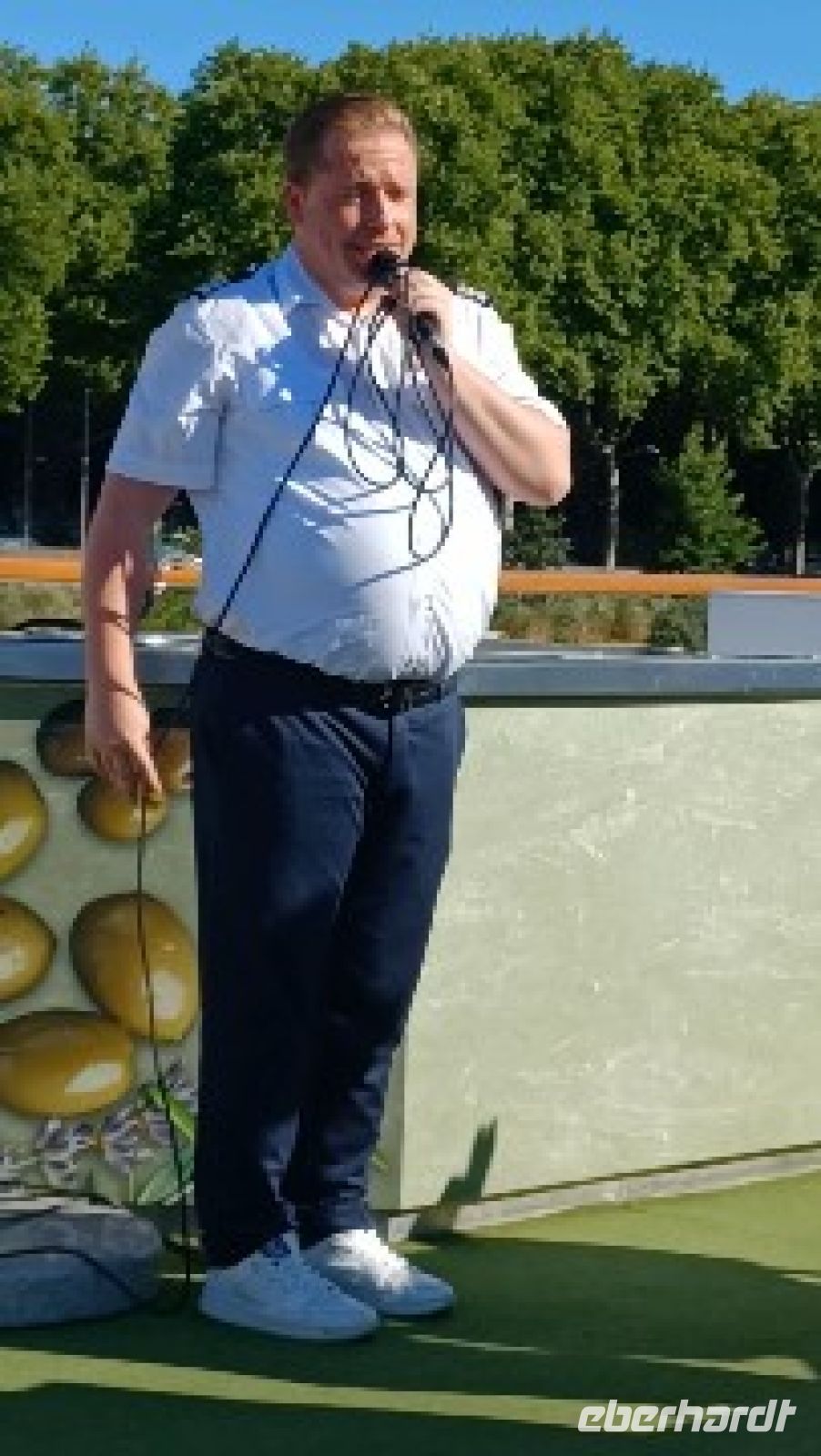 Humorvoll, sachkundig sowie zweisprachig engagiert sich Alexander bei 38 Grad Hitze