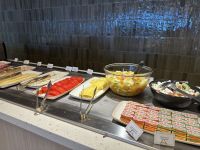 Frühstücksbüffet im Hotel Paxton - Wurst, Käse, Butter, Obst, Gemüse, Salat