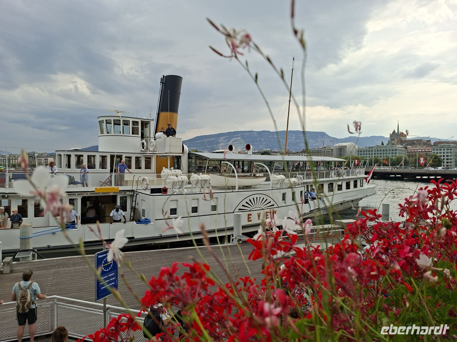 Genf-Der Schaufelraddampfer legt an