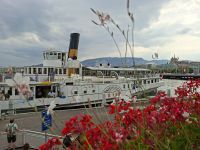 Genf-Der Schaufelraddampfer legt an