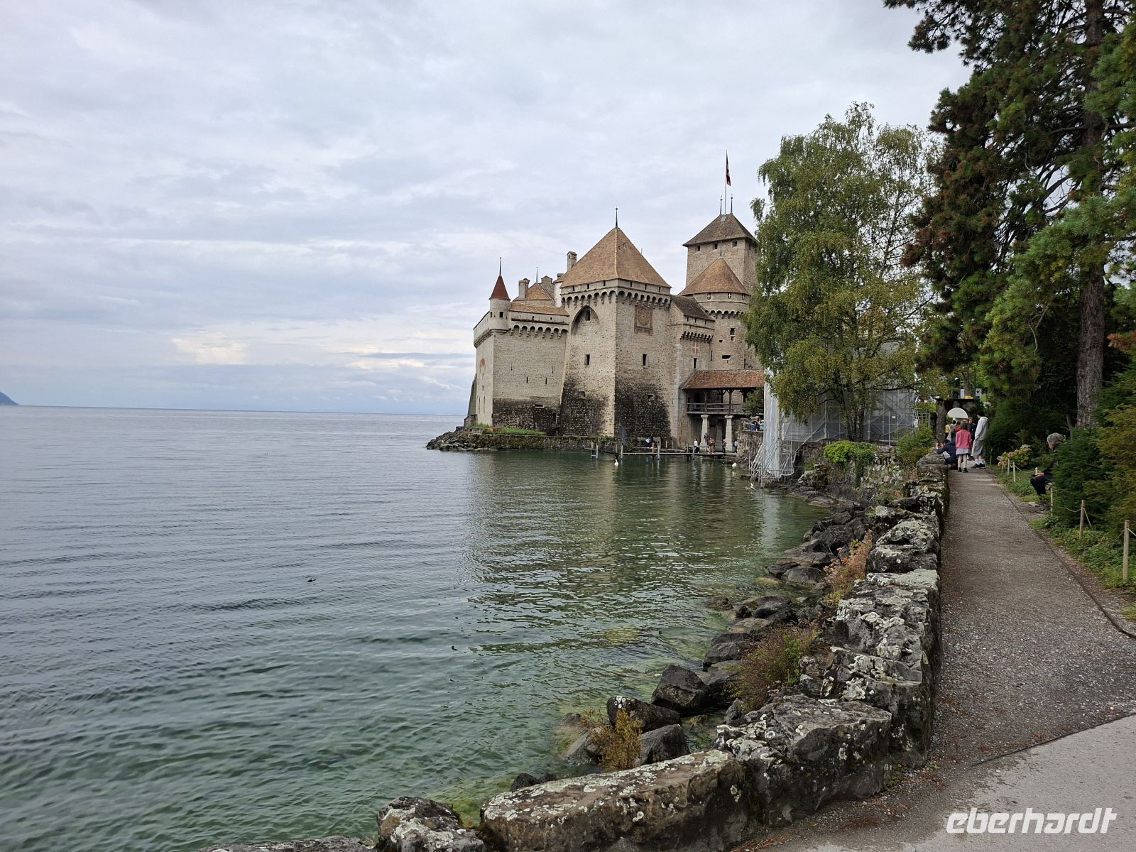 Blick von der Uferpromenade auf das Schloss