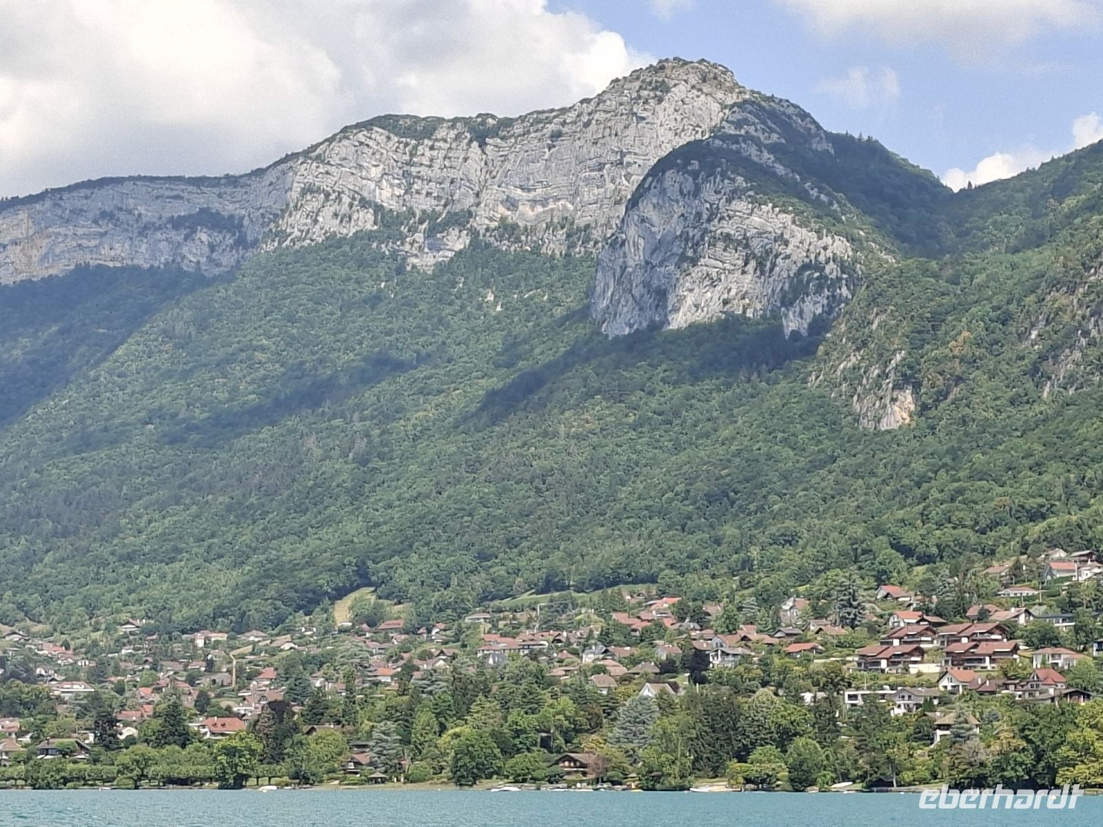 Auf dem See von Annecy  -schroffe Bergketten 