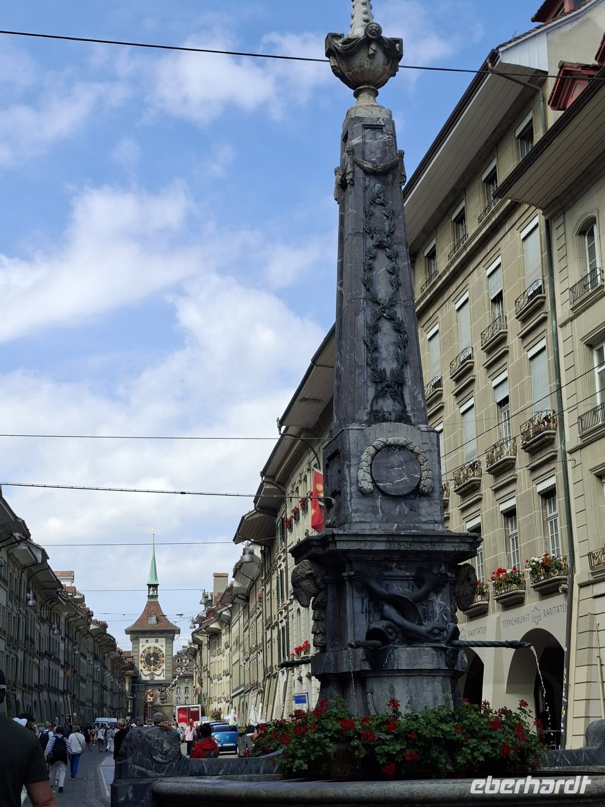 Pestsäulen säumen die Strasse bis zum Glockenturm