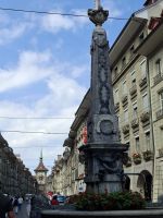 Pestsäulen säumen die Strasse bis zum Glockenturm