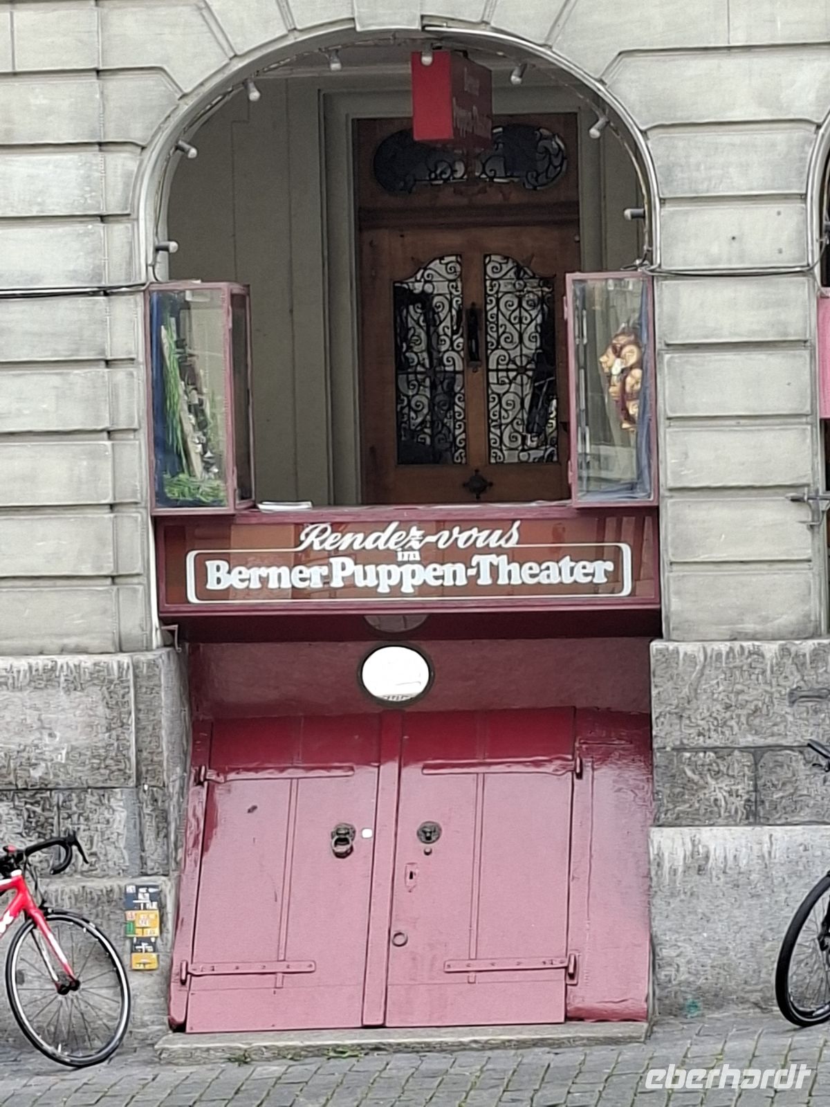 Bern -unter den Hausbögen erschließen sich interessante Kellerzugänge