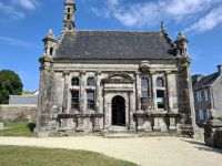 Beinhaus im umfriedeten Pfarrbezirk von Guimiliau