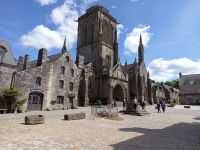 Ronan-Kirche Locronan vom Markt aus