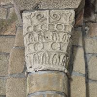 16 Locmariaquer, Kapitell in der Kirche.jpg