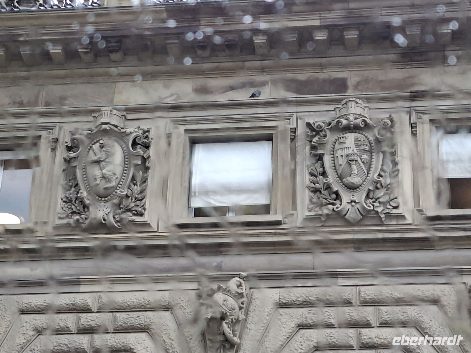 Am ehemaligen Kaiserpalast das Berliner Wappentier