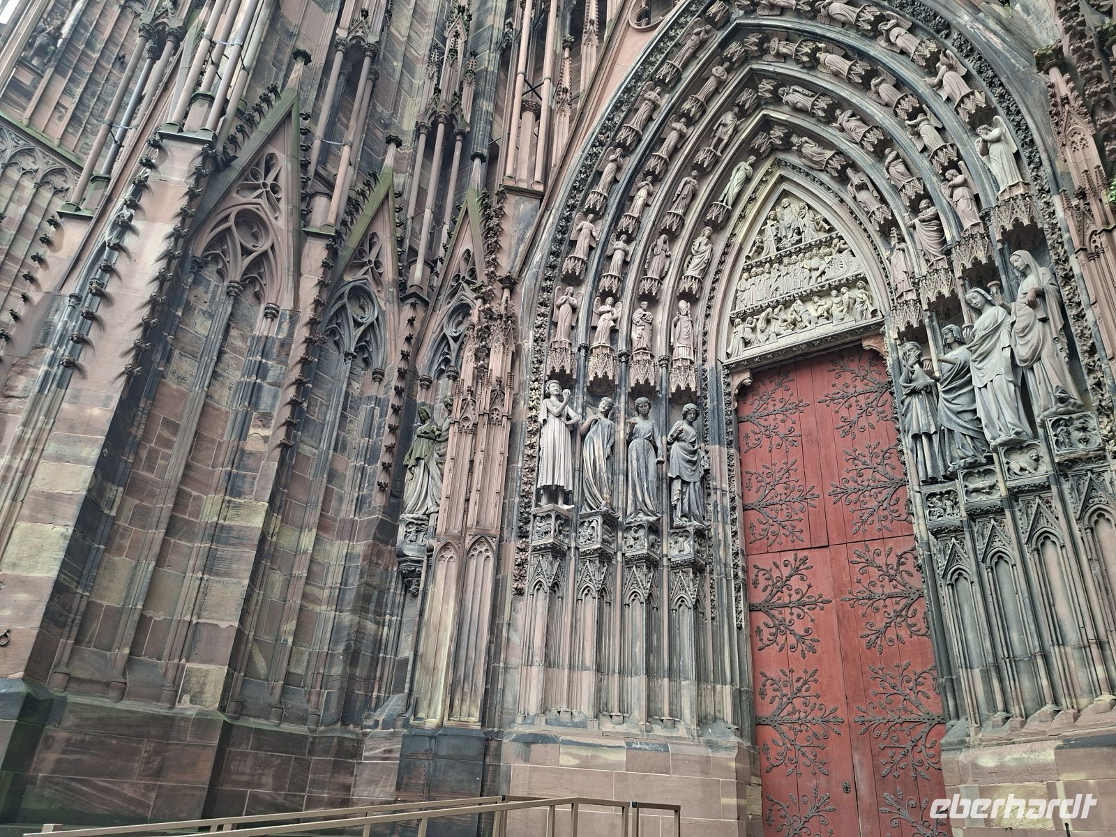 Hauptportal mit Gewänderfiguren