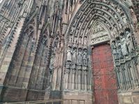 Hauptportal mit Gewänderfiguren