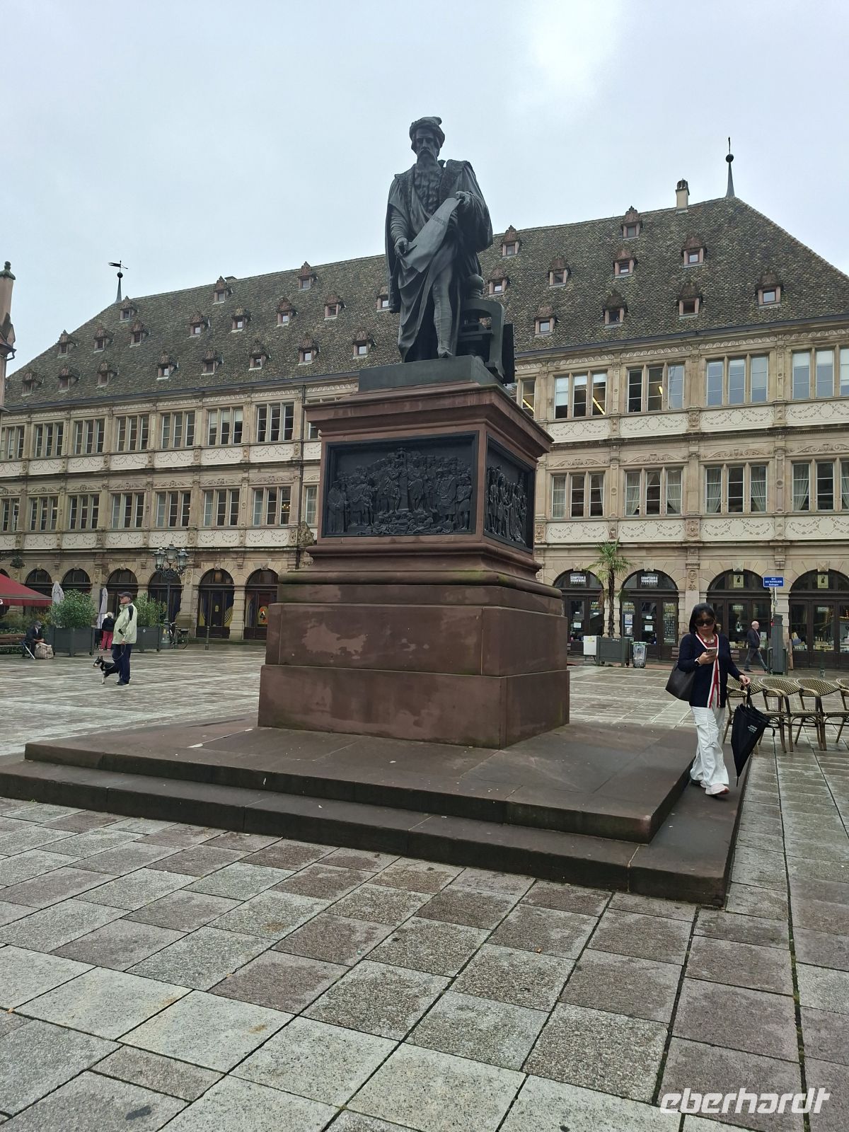 Johannes Gutenberg war in Straßburg u. baute an der ersten Druckpresse