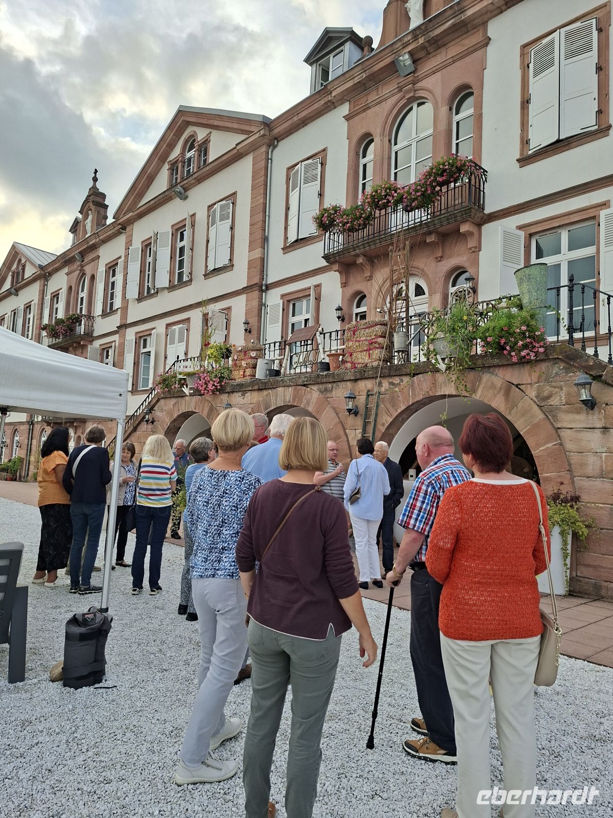 Saint-Hyppolyte - Cocktailempfang auf der Hotelterrasse