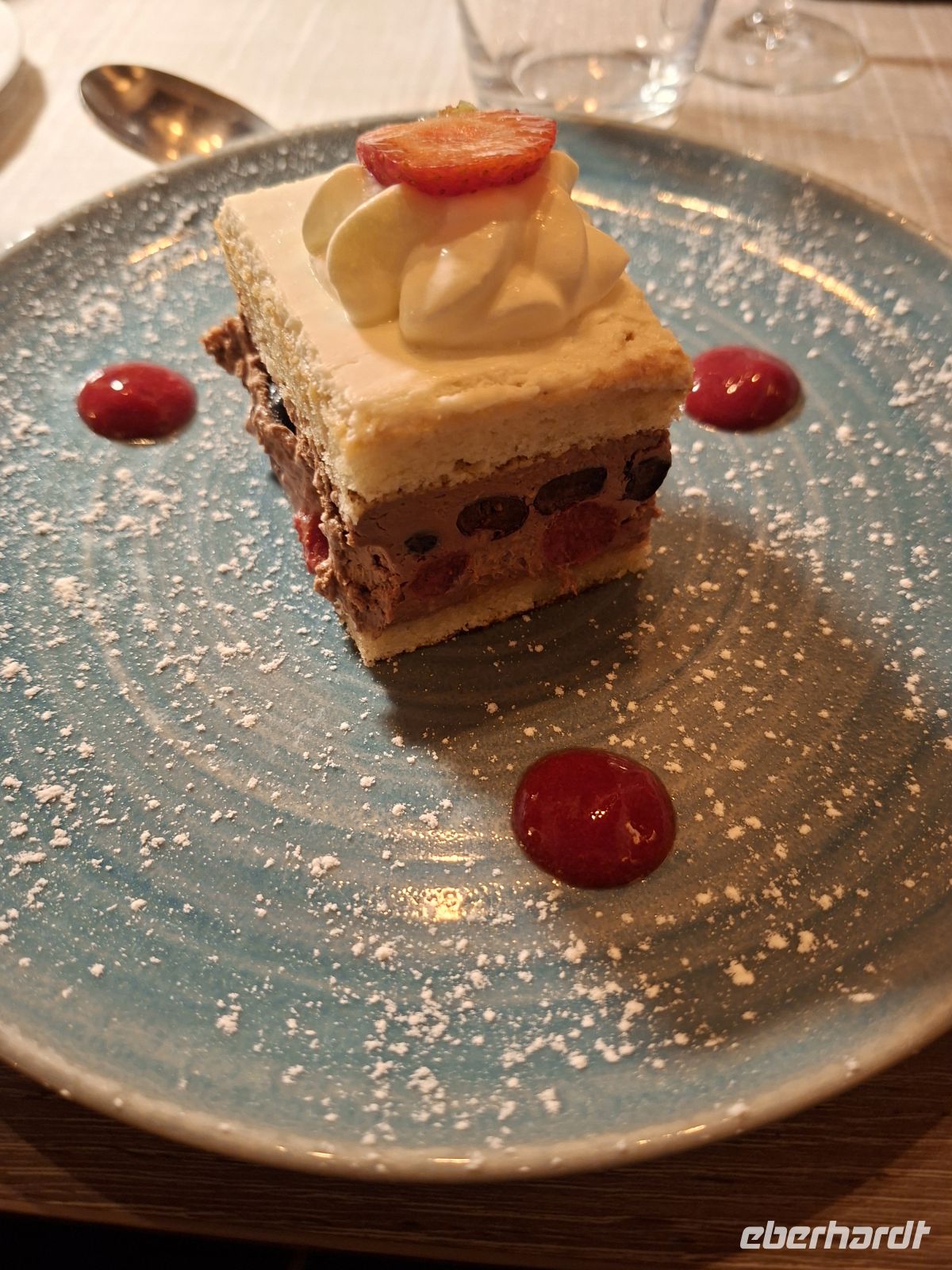 Schokoladenkuchen mit roten Früchten