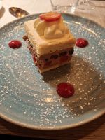 Schokoladenkuchen mit roten Früchten