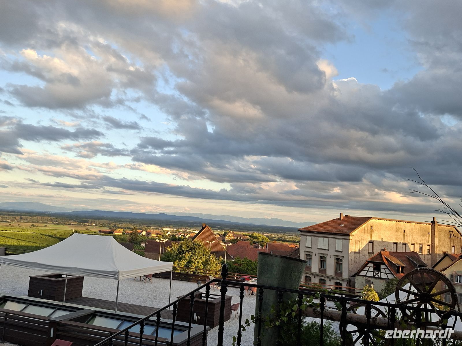 Zimmer ausblick vom Hotel Val-Vignes Colmar - im Hintergrund der Schwarzwald